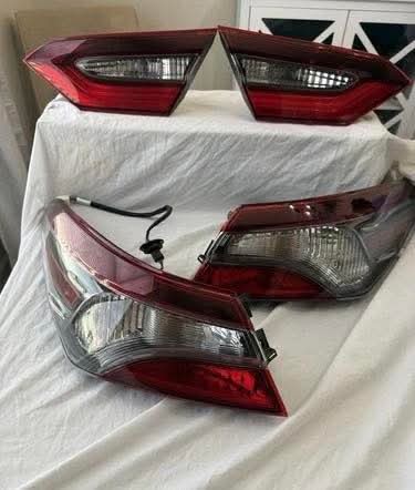 مصابيح خلفية (Tail lights) أصلية لسيارة تويوتا كامري،