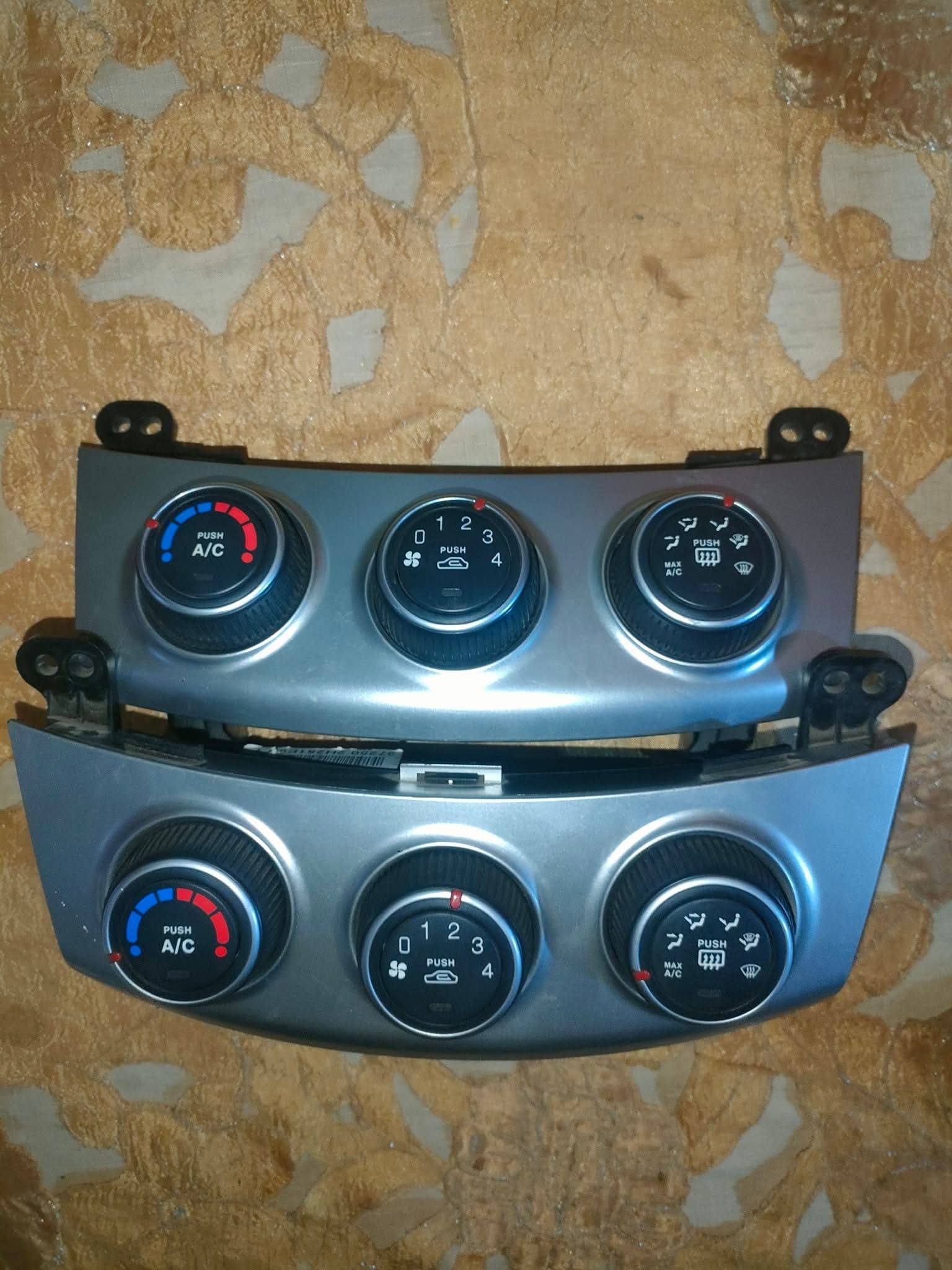 هذه لوحة تحكم في مناخ التكييف والتدفئة لسيارة BYD G3.